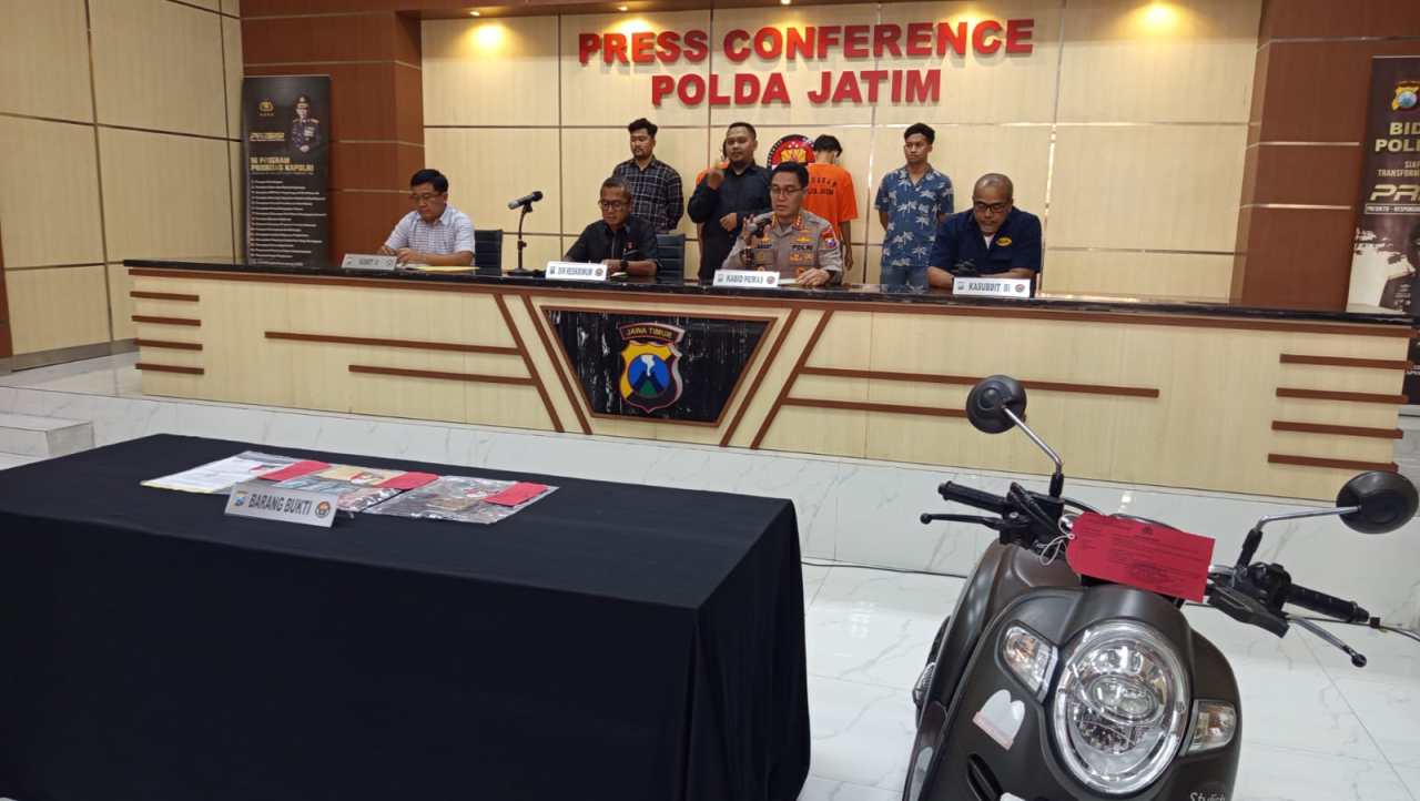 Polda Jatim merilisa kasus pemerasan 2 mahasiswa terhadap Kepala Dinas Penddikan Jawa Timur. (Foto: Humas Polda Jatim)