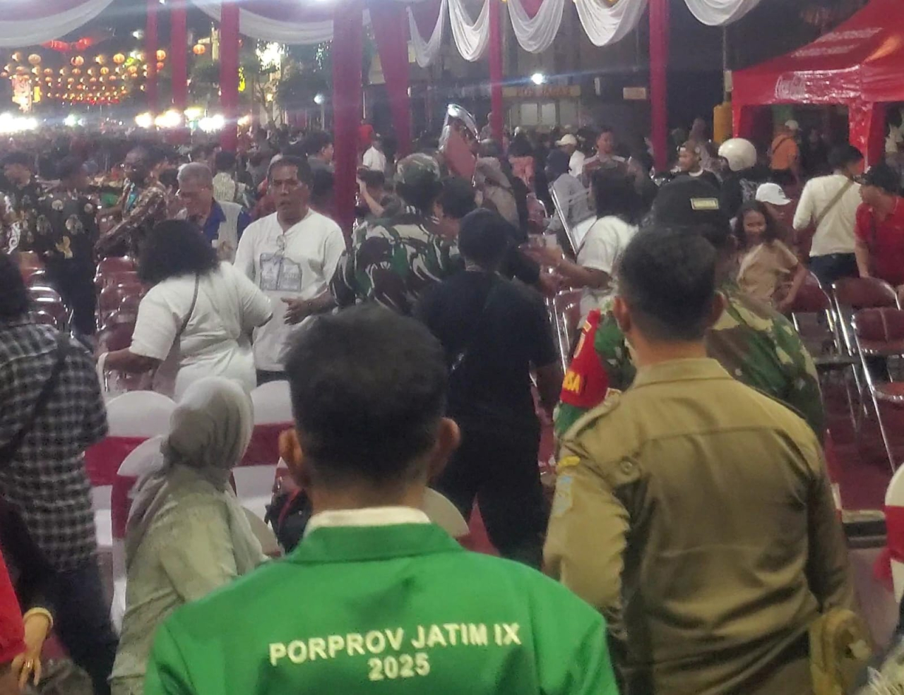 Kericuhan yang terjadi di Kya-Kya, Minggu (28/7/2025) malam. (Foto: Trisna Eka Aditya/lingkaran.net)