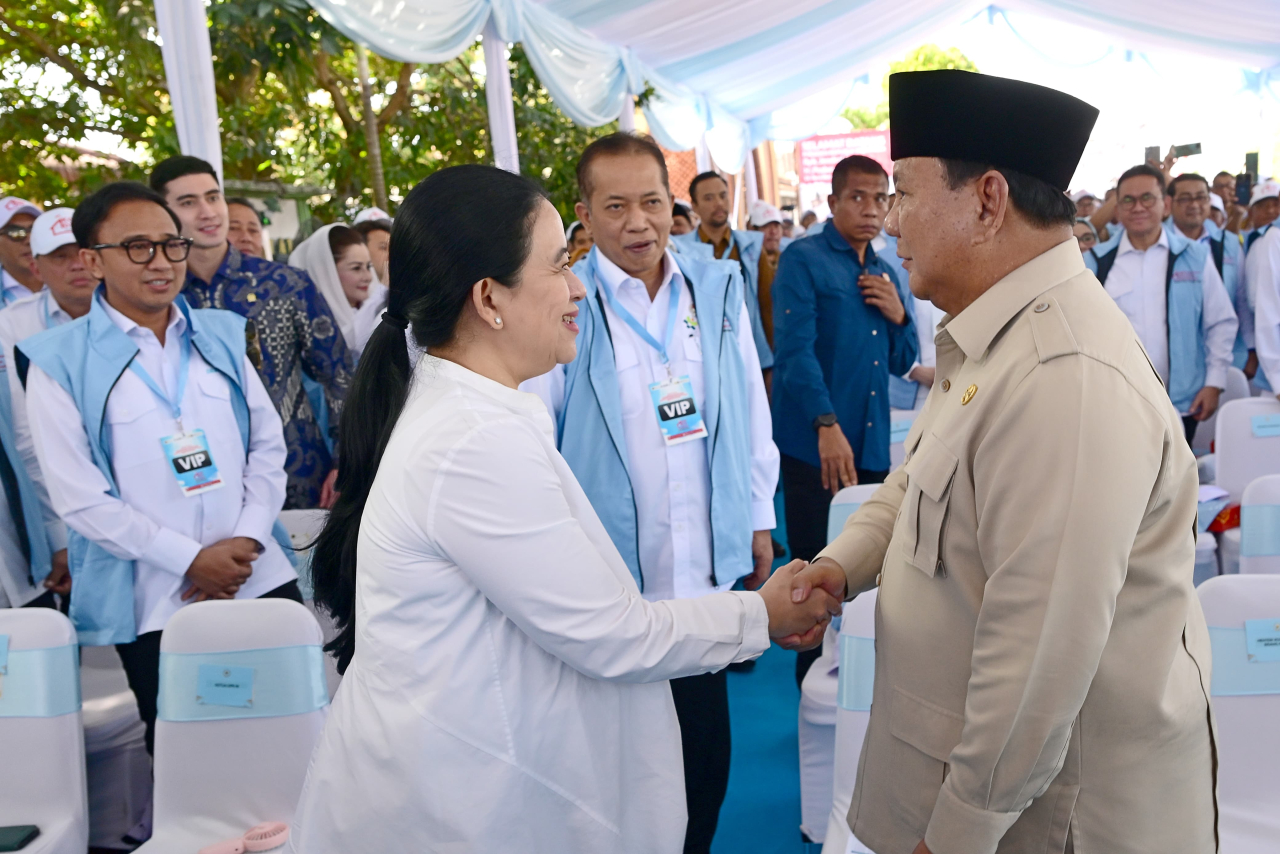 Ketua DPR RI Puan Maharani bersama Presiden Prabowo Subianto saat menghadiri peluncuran kelembagaan 80 ribu Kopdes Merah Putih di Kecamatan Wonosari, Kabupaten Klaten, Jawa Tengah, Senin (21/7/2025). (Foto: Tim Puan Maharani)