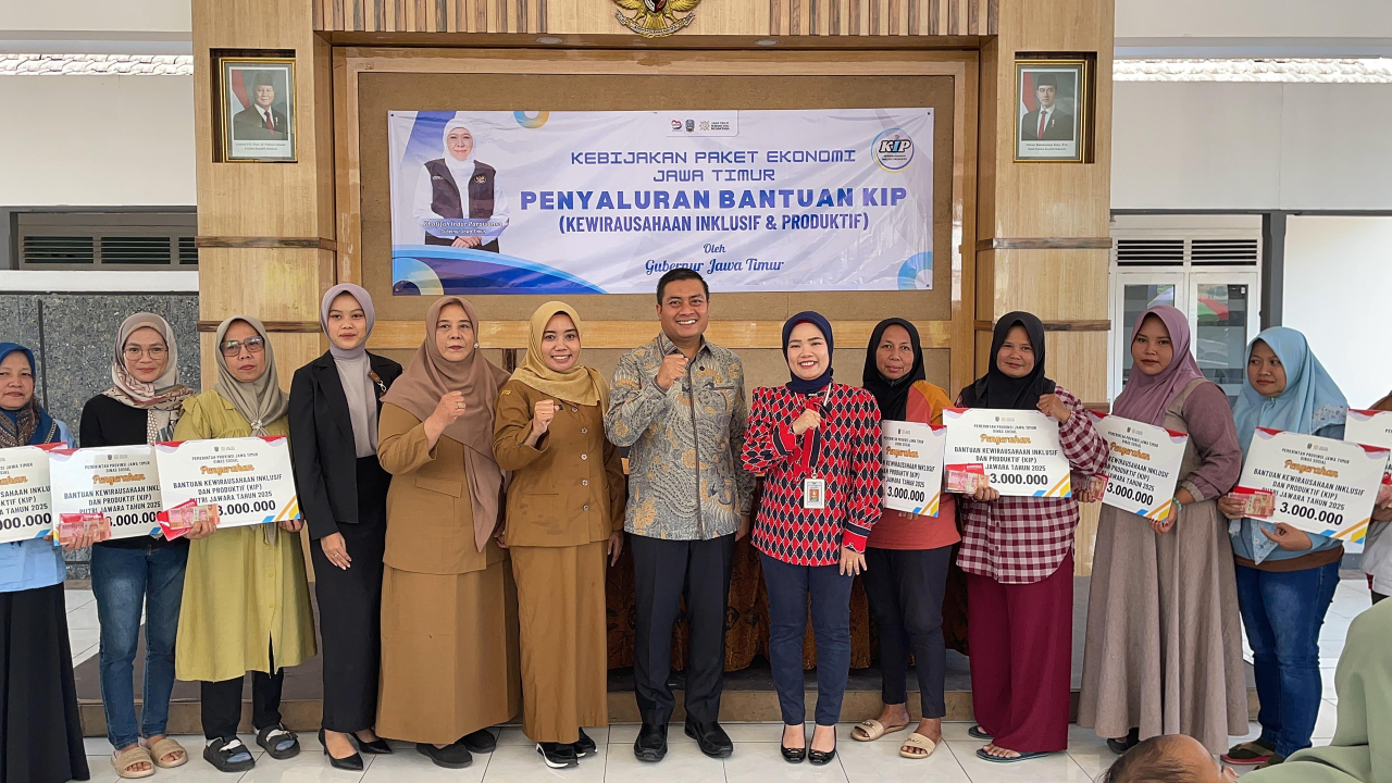 Dr. Puguh, anggota Komisi E DPRD Jatim menyaksikan langsung penyaluran bantuan program KIP Putri Jawara di Malang, Selasa (22/7/2025). (Foto: Dr. Puguh For Lingkaran.net)