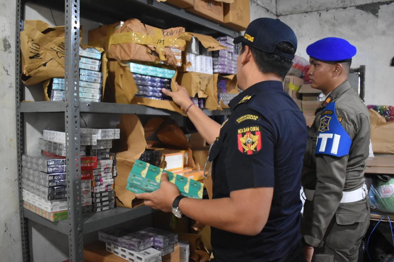 Barang bukti rokok ilegal yang diamankan, dibawa ke Kantor Bea Cukai Sidoarjo (Foto: Pemkot Surabaya)