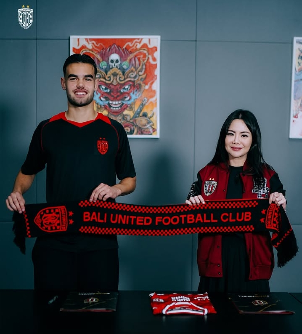 Jens Raven diperkenalkan sebagai pemain baru Bali United