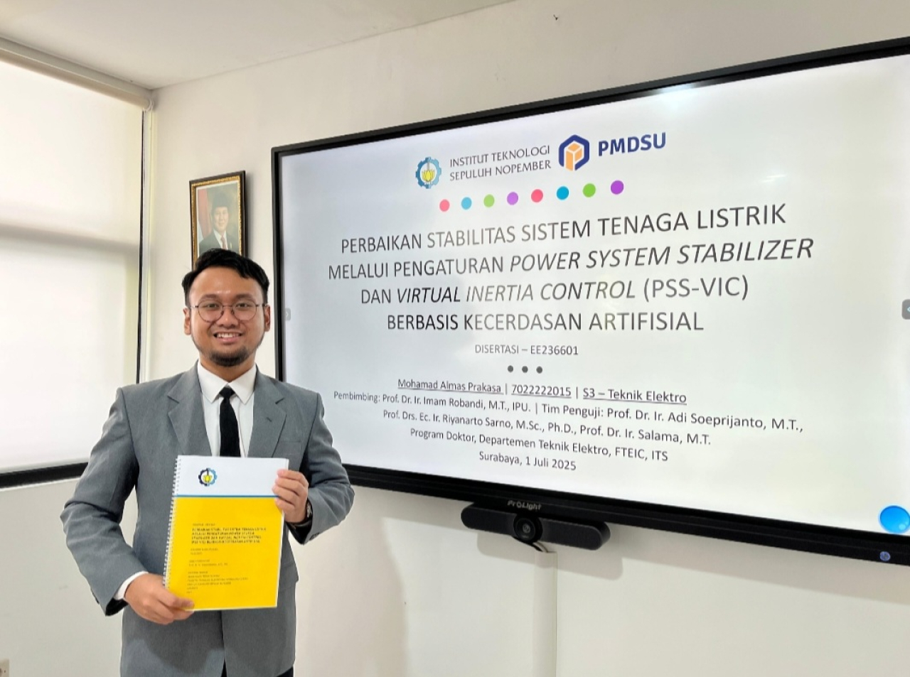 Mohamad Almas Prakasa berhasil meraih gelar doktor di usia 25 tahun