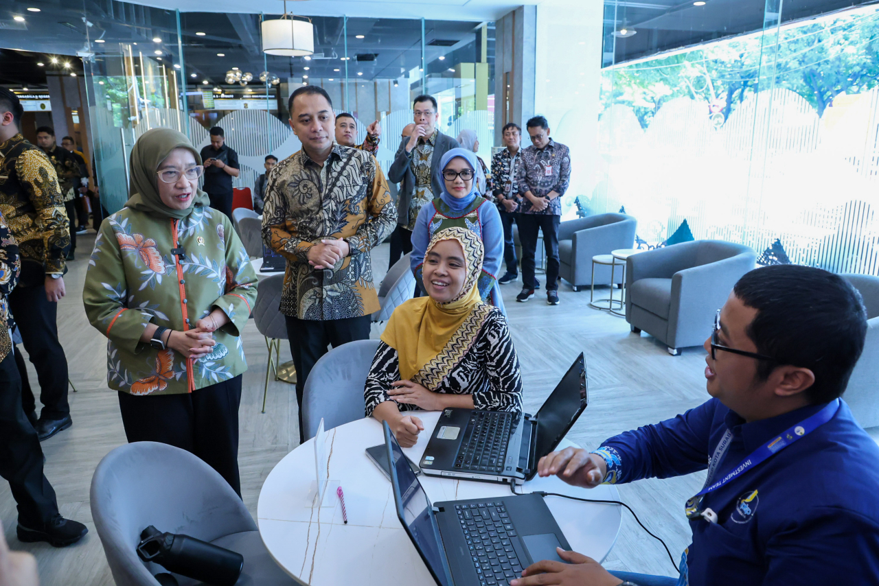 Menteri PAN RB Rini Widyantini saat kunjungi Mal Pelayanan Publik (MPP) Digital Siola