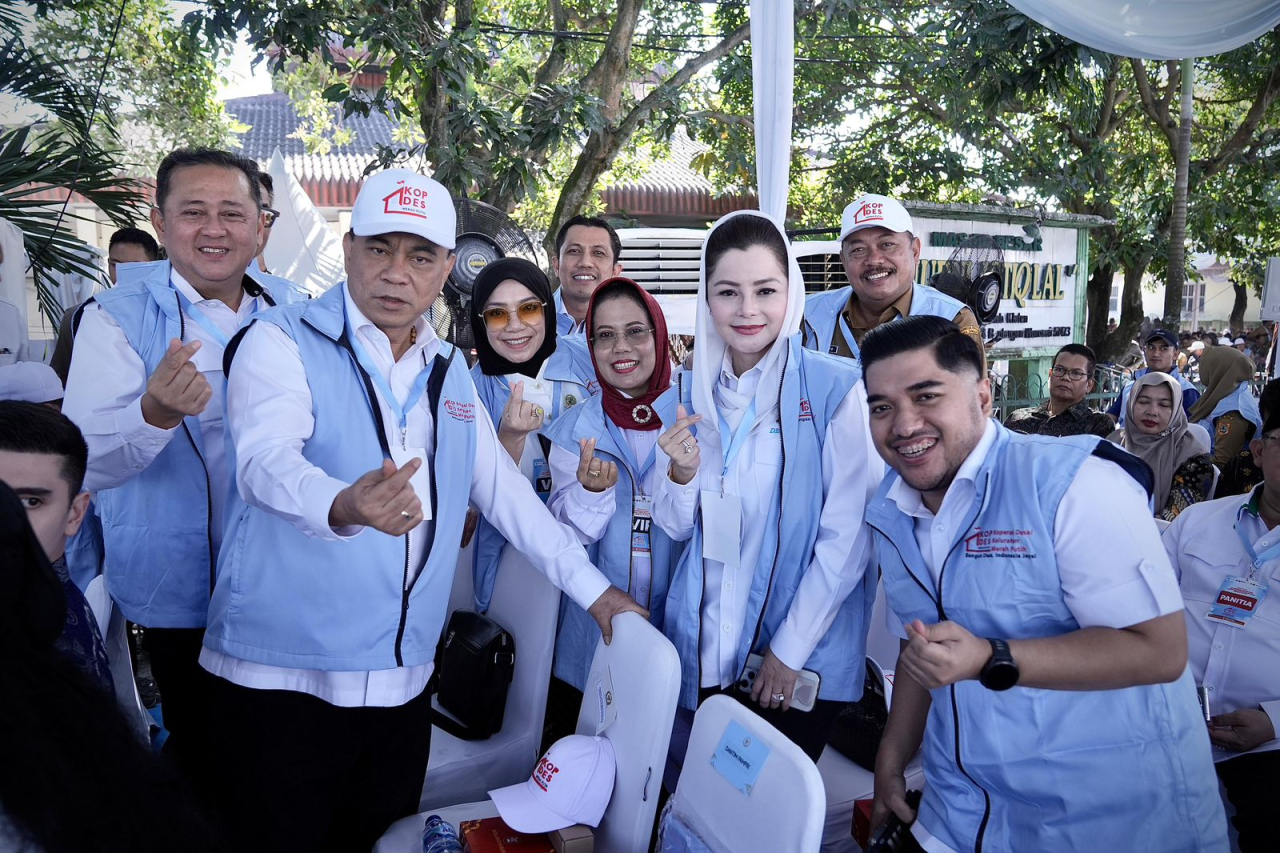 Sri Untari (kerudung merah) saat menghadiri Launching Koperasi Merah Putih se-Indonesia di Klaten, Jawa Tengah, Senin (21/7/2025). (Foto: Sri Untari for Lingkaran.net)