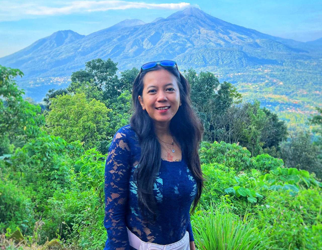 Syska La Veggie saat mendaki gunung mengenakan kebaya. (Foto: Syska for Lingkaran.net)