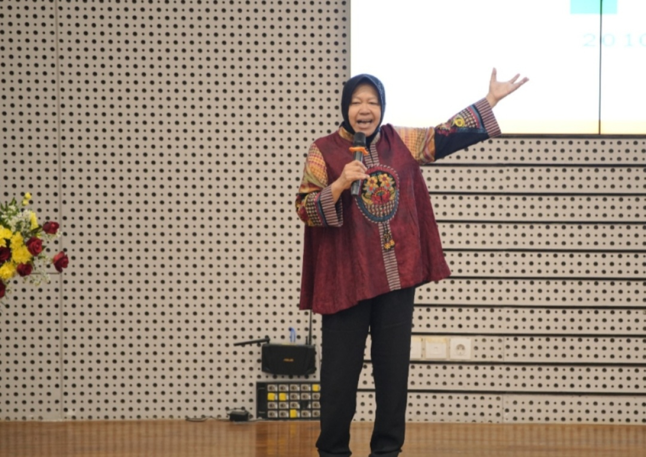 ITS menghadirkan langsung Tri Rismaharini, Menteri Sosial RI 2020–2024, sebagai pembicara utama. 