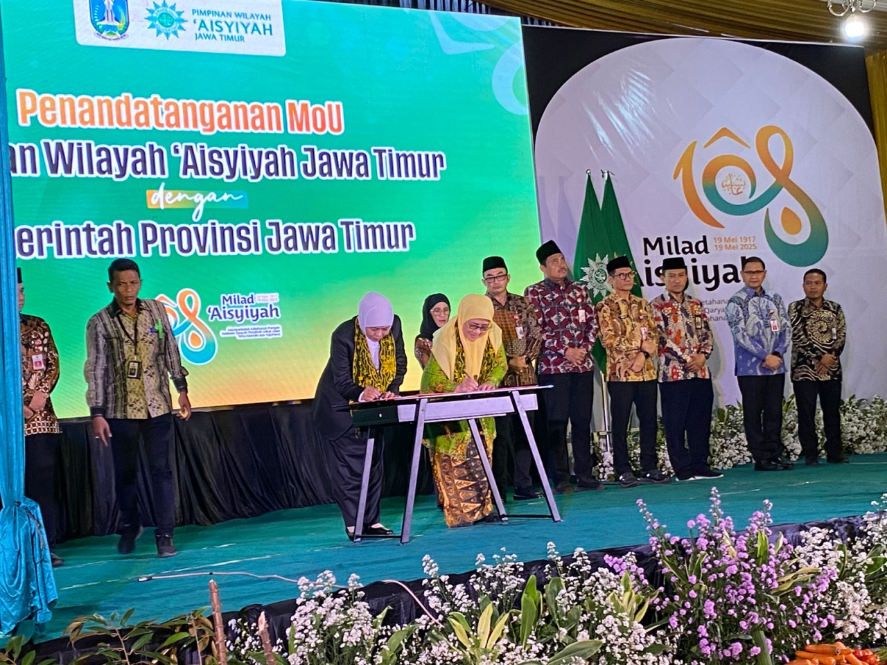 Ketua PW Aisyiyah Jatim, Dra. Rukmini M. A.P bersama Gubernur Jatim Khofifah Indar Parawansa menandatangani SKB dalam peringatan Milad Aisyiyah ke-108, di Aisyiyah Training Center (ATC) Pasuruan, Selasa, 1 Juli 2025. FOTO: Emi for Lingkaran.net