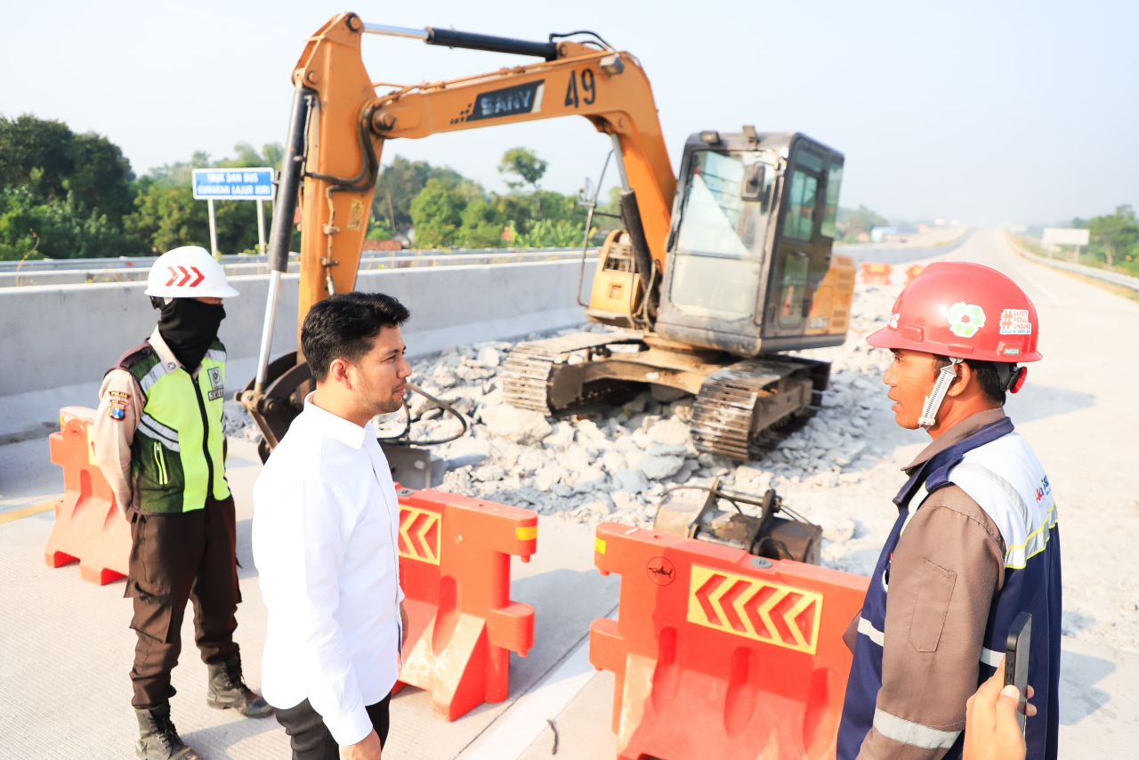 Wagub Jatim Emil Dardak meninjau pembangunan konstruksi jalur tol Gending-Kraksaan dan Kraksaan-Paiton di Pintu Tol Kraksaan, Probolinggo (Foto: Pemprov Jatim)