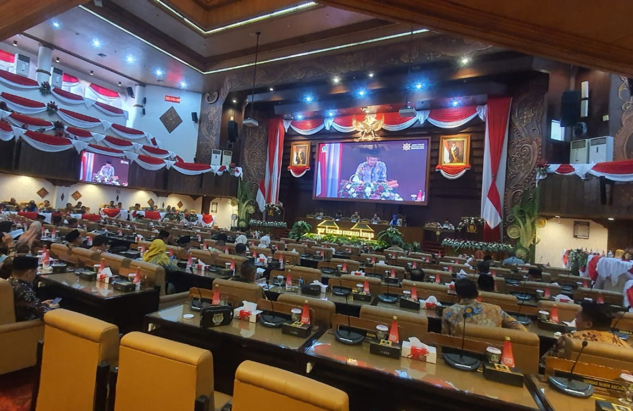 Juru Bicara Banggar DPRD Jatim, H. Mohammad Nasih Aschal di paripurna DPRD Jawa Timur. (Foto: Alkalifi/Lingkaran.net)