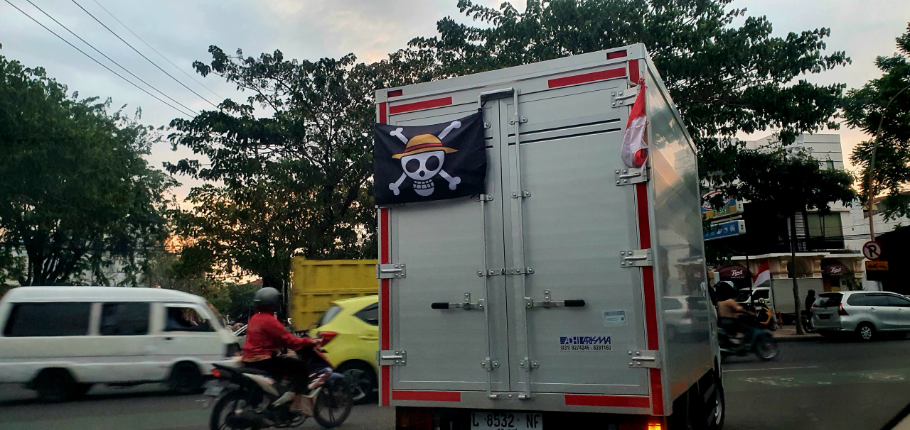 Pikap box kibarkan bendera one piece masih seliweran di Surabaya, Kamis (14/8/2025). (Foto: Alkalifi/Lingkaran.net)
