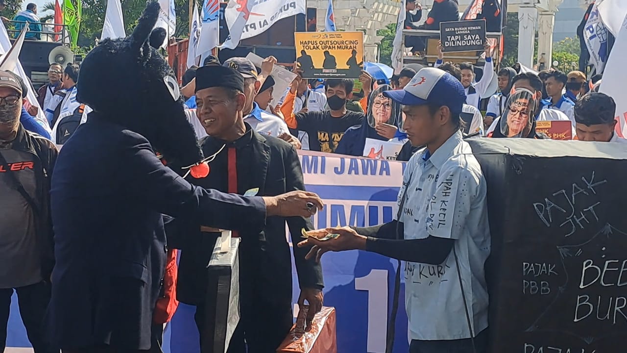 Para demonstran yang memakai kostum tikus berdasi, simbol korupsi saat melakukan aksi demo di Kantot Gubernur Jatim, Kamis (28/8/2025).