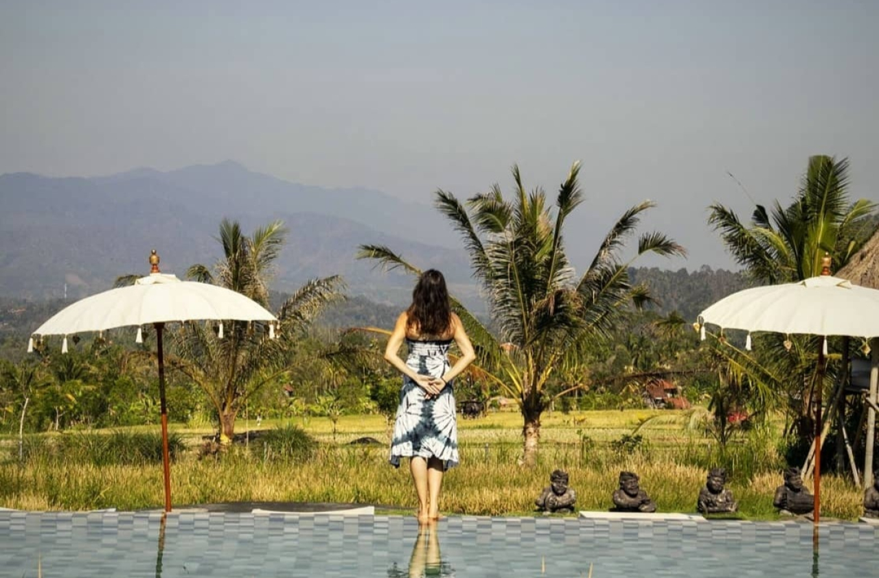 Salah satu turis Mancanegara menikmati keindahan Desa Banyuatis, Buleleng, Bali