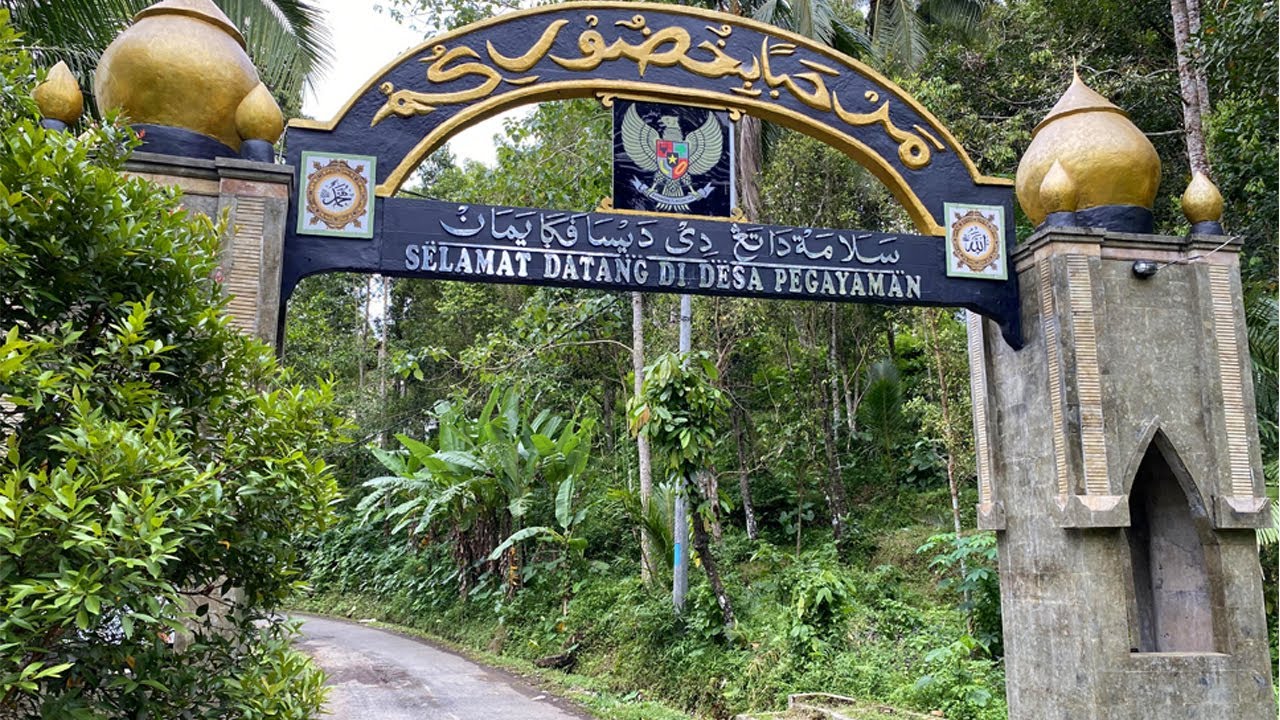 Gerbang Desa Pegayaman, Kecamatan Sukasada, Buleleng, Bali.