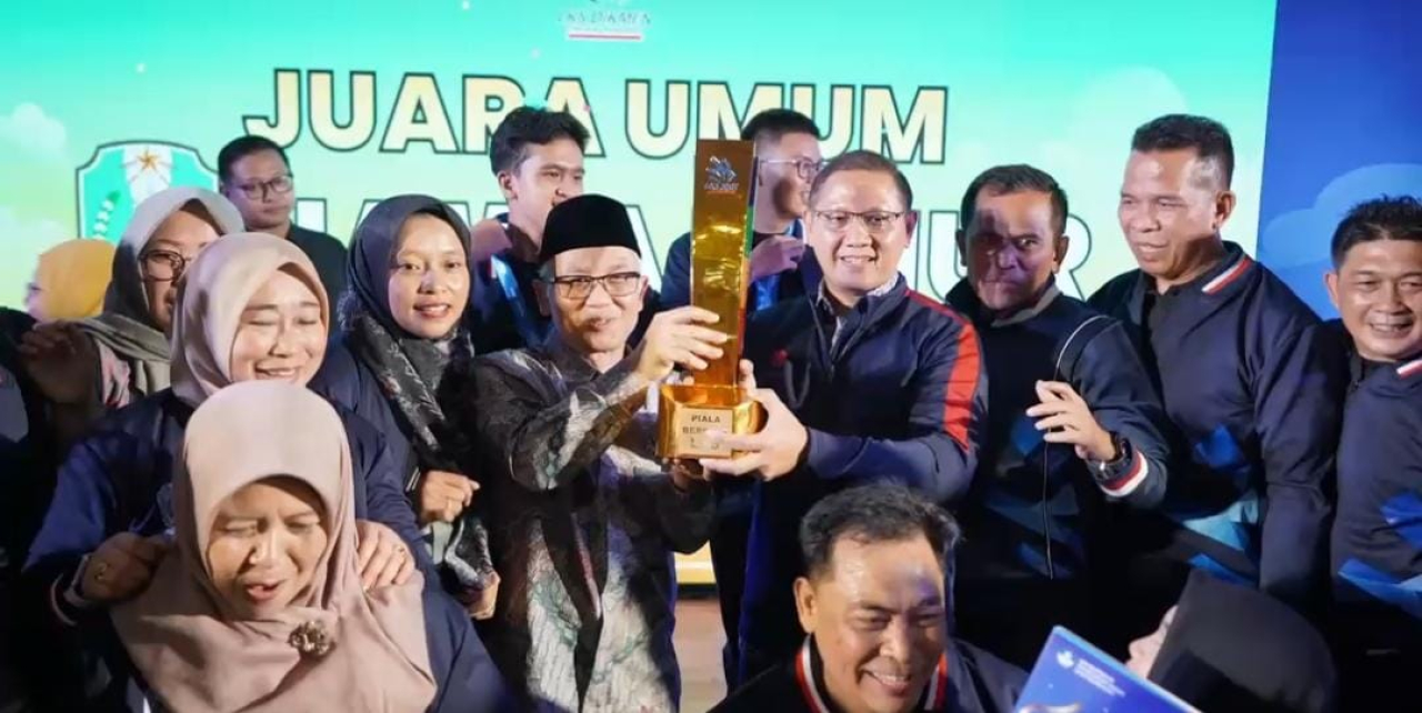 Jatim saat terima piala juara umum LKS Dikmen. (Foto: Humas Dindik Jatim)