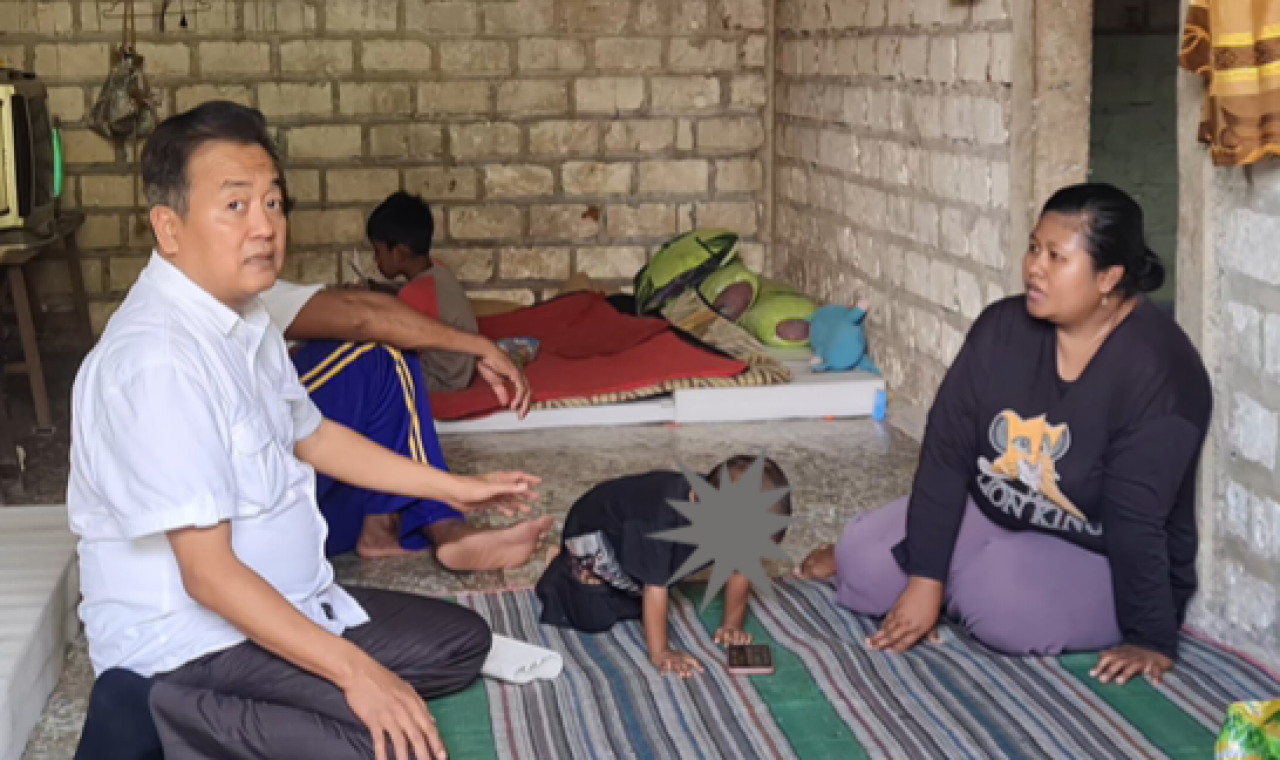 Budiono, anggota DPRD Jawa Timur saat mengunjungi rumah Nazril balita Penderita Penyakit Langka di Bojonegoro.