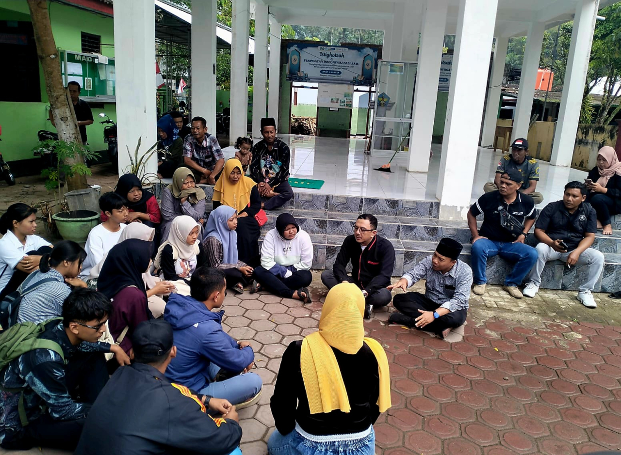 Wakil Ketua DPRD Jatim, Deni Wicaksono temui siswa SMAN 1 Kampak, Trenggalek, Rabu (27/8/2025). (Foto: Deni Wicaksono for Lingkaran.net)