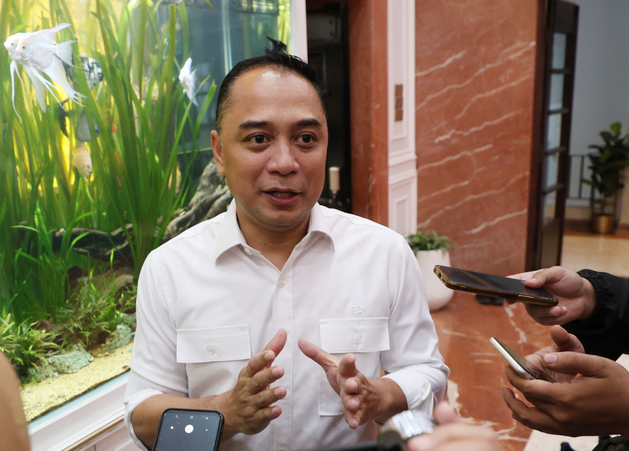 Wali Kota Surabaya, Eri Cahyadi bicara perihal pembangunan ulang Jembatan Penyeberangan Orang (JPO) di Jalan Tunjungan (Foto: Pemkot Surabaya).
