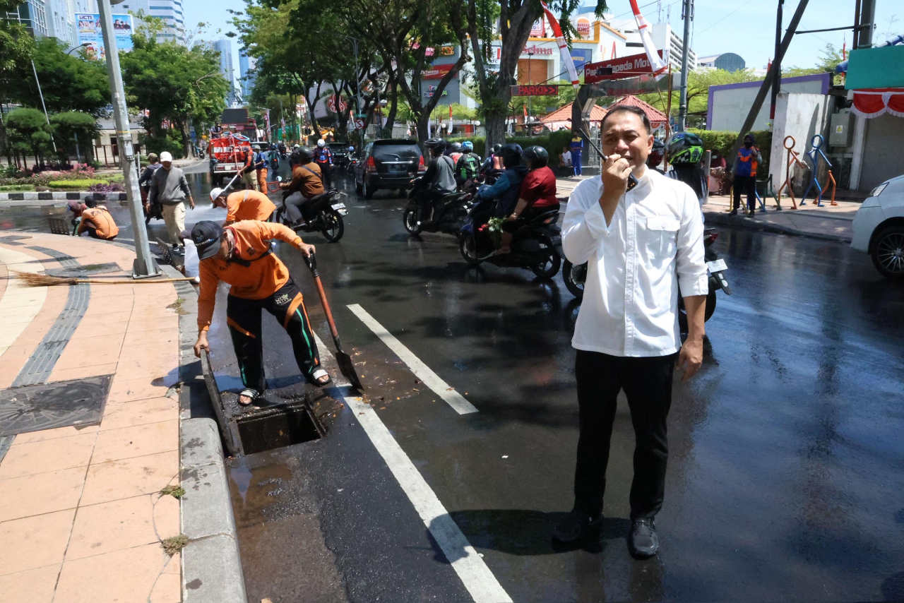 Wali Kota Surabaya Eri Cahyadi turun langsung memimpin pembersihan fasilitas publik setelah aksi massa (Foto: Pemkot Surabaya)