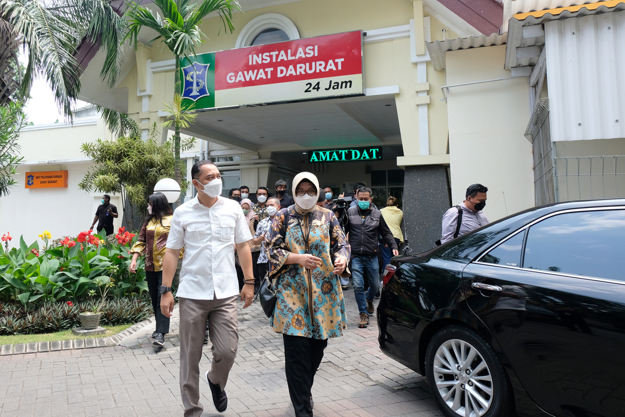 Wali Kota Surabaya, Eri Cahyadi, menanggapi kasus kekerasan yang dialami oleh dr. Faradina Sulistiyani, SpB, M.Ked.Klin, FInaCS, di RSUD BDH Surabaya (Foto: Pemkot Surabaya).