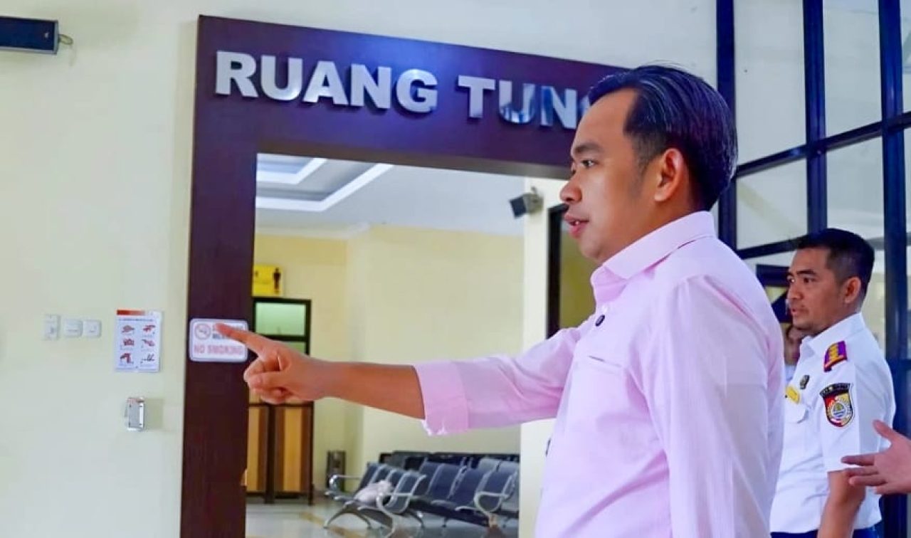 Bupati Jember Muhammad Fawait meninjau ruang tunggu Bandara Notohadinegoro. (Foto: Humas Pemkab Jember for Lingkaran.net)