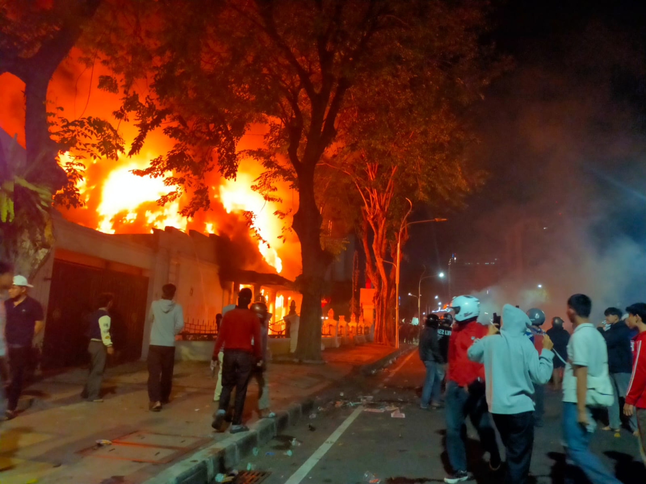 Gedung Negara Grahadi Surabaya di Jalan Gubernur Suryo dibakar massa, Sabtu malam (30/8/2025).