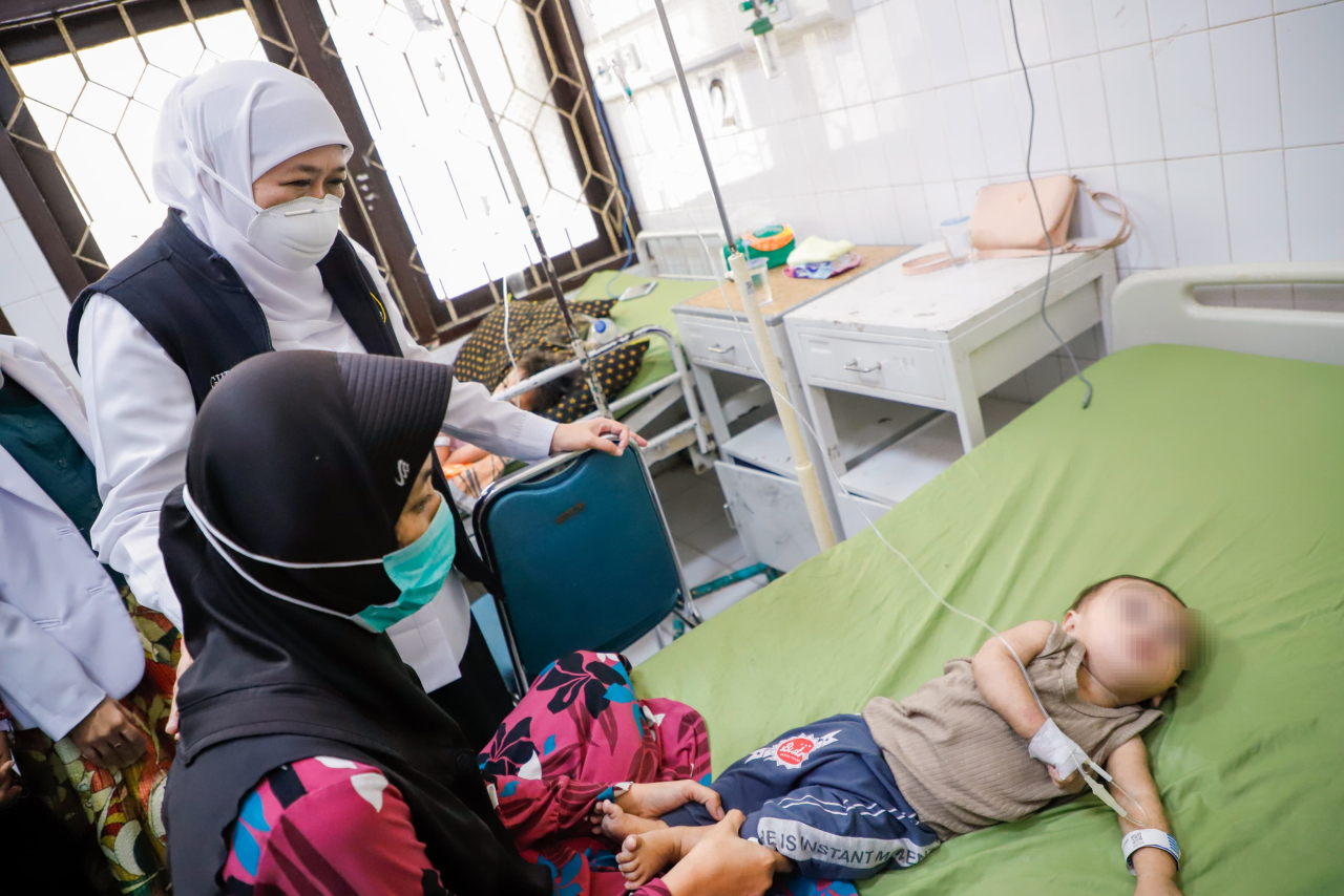 Gubernur Khofifah menjenguk anak-anak yang terkena virus campak yang tengah dirawat di RS Moh. Anwar Sumenep, Sabtu (23/8/2025). (Foto: Humas Pemprov Jatim for Lingkaran.net)