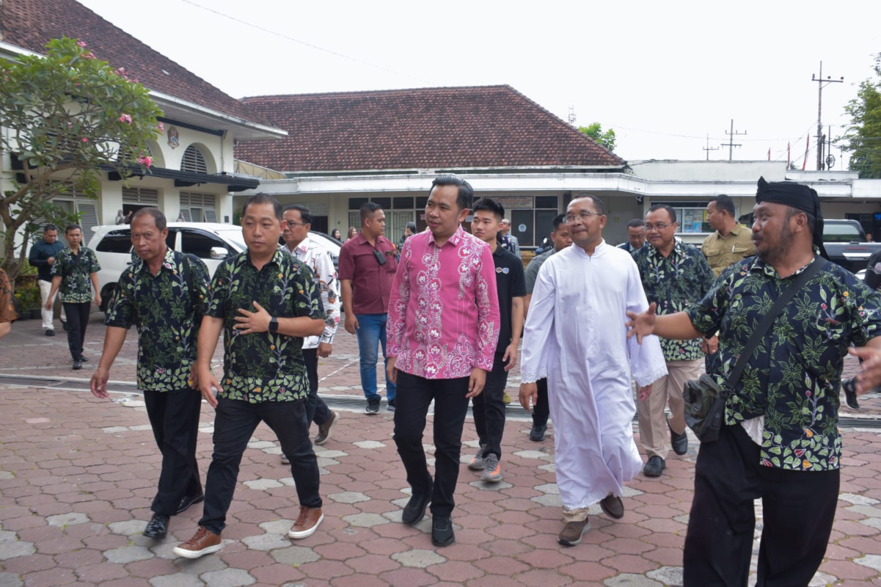 Gus Fawait saat mengunjungi Tempat Religi Umat Hindu Sendang Tirtha Amertha Rajasa dan Gereja Katolik Santo Yusup, Minggu (10/8/2025).