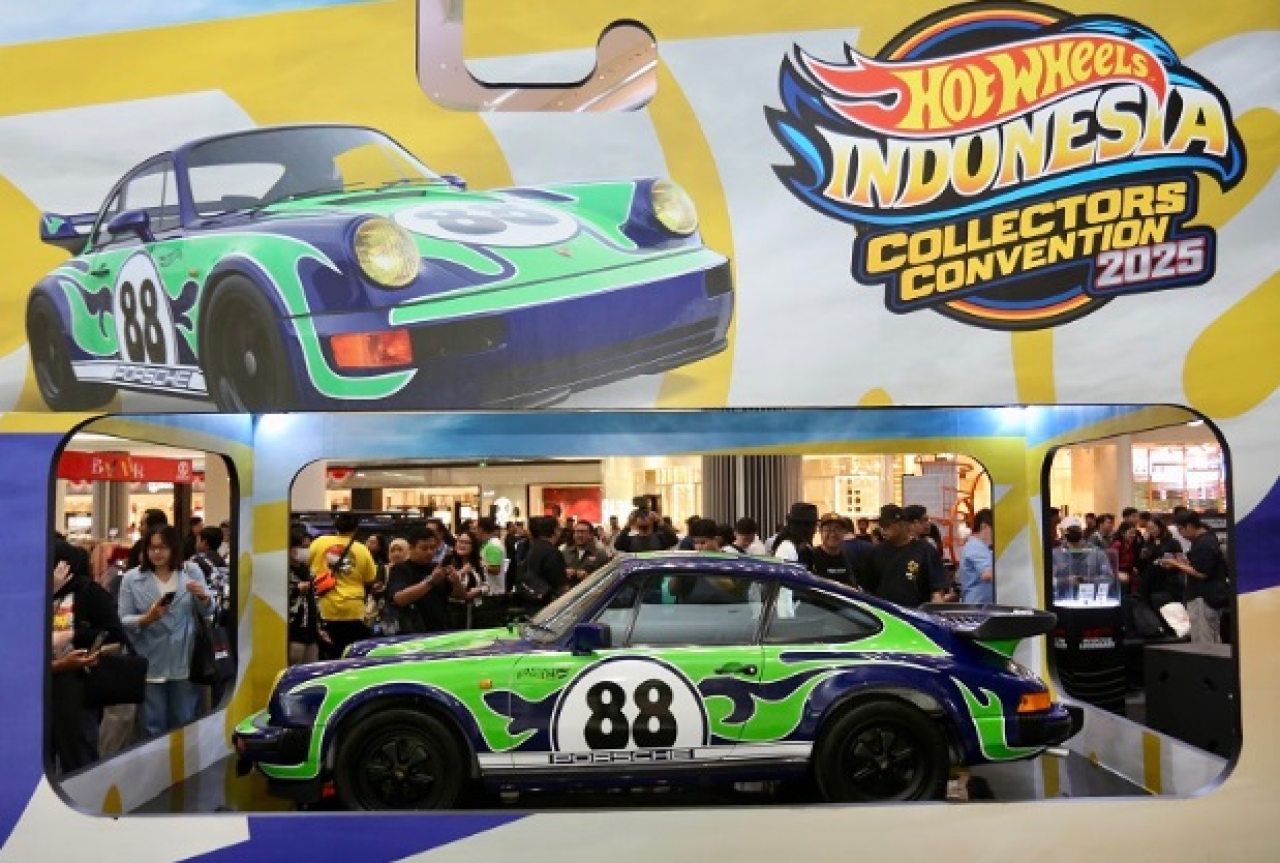 Hot Wheels Porsche 911 Carrera RS 3.8 dengan livery “Hippie” yang ikonik tampil gagah dalam skala penuh di Lippo Mall. (Foto: jadwalbalap.com)