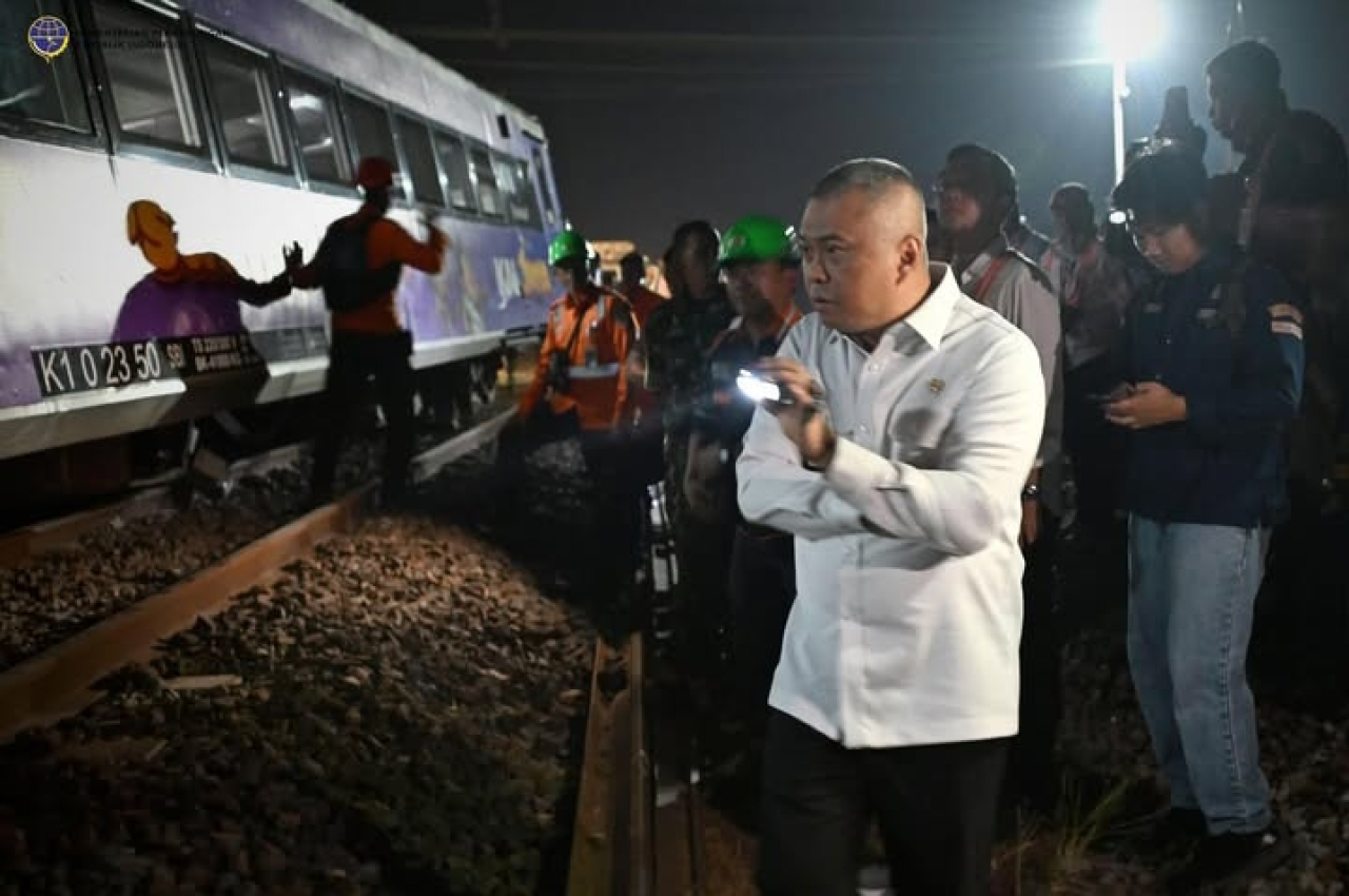 Menhub Dudy Purwagandhi saat memantau di lokasi anjloknya KA Argo Bromo Anggrek (Foto: Instagram @Kemenhub151)
