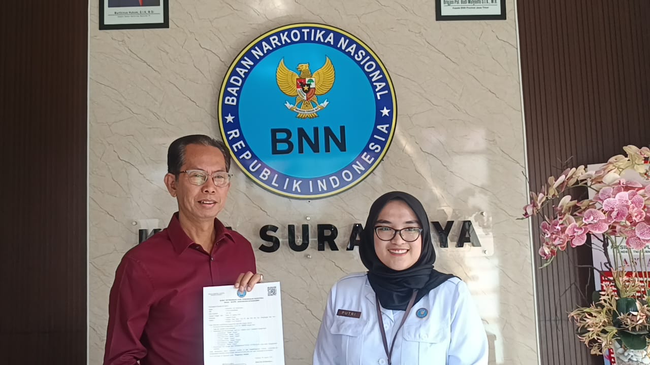 Adi Sutarwijono, Ketua DPRD Kota Surabaya menjalani tes narkoba di kantor Badan Narkotika Nasional Kota (BNNK) Surabaya, Senin (4/8/2025). (Foto: Trisna Eka Aditya/Lingkaran.net)