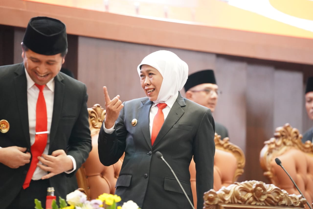 Gubernur Jawa Timur Khofifah Indar Parawansa bercengkerama dengan Wagub Emil Dardak. (Foto: Humas DPRD Jatim)