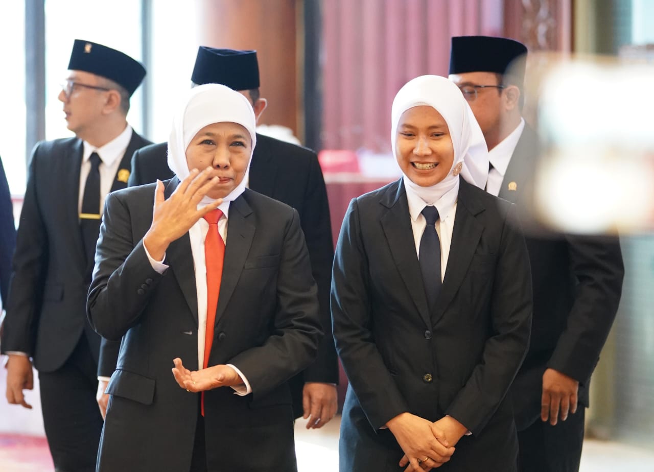 Gubernur Jawa Timur Khofifah bersama Wakil Ketua DPRD Jatim Sri Wahyuni usai menghadiri rapat paripurna, Senin (11/8/2025). (Foto: Humas DPRD Jatim)