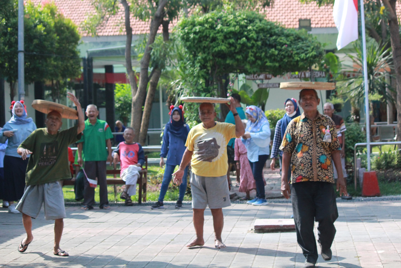 Para lansia berpartisipasi dalam berbagai lomba yang diselenggarakan di Griya Wredha Surabaya (Foto: Pemkot Surabaya)