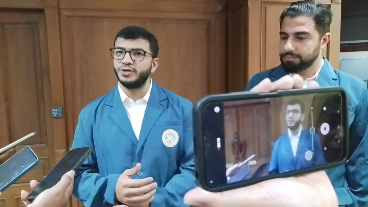 Dua mahasiswa asal Gaza Palestina menempuh pendidikan dokter spesialis di Fakultas Kedokteran Universitas Airlangga (Unair) untuk berbakti di tanah kelahirannya.