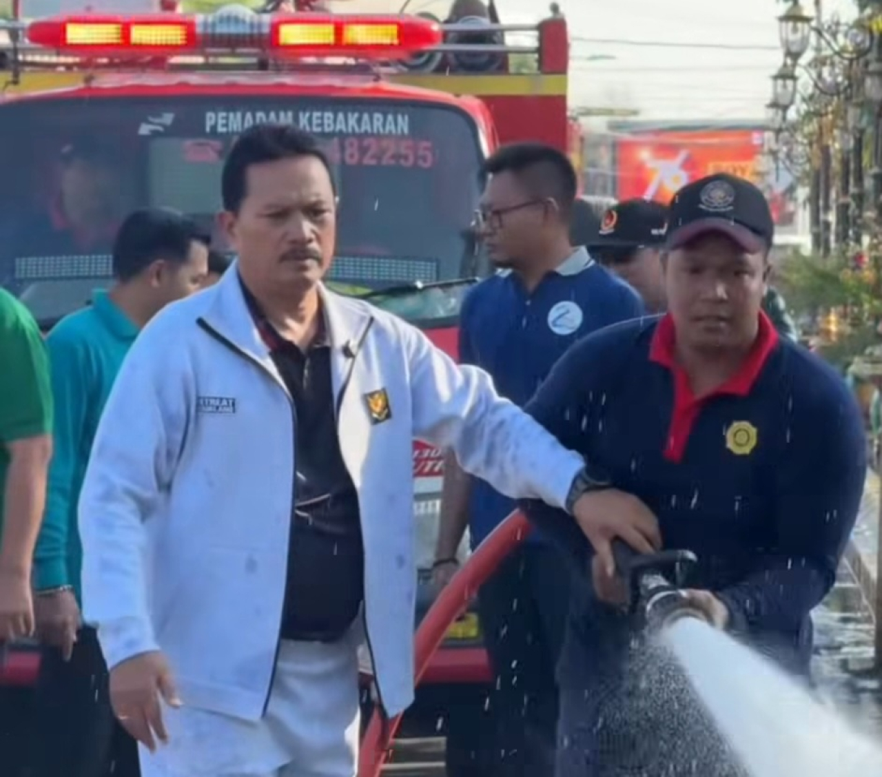 Maidi, Wali Kota Madiun saat memimpin kerja bhakti massal membersihkan jalan bersama calon ASN. (Foto: Maidi for Lingkaran.net)