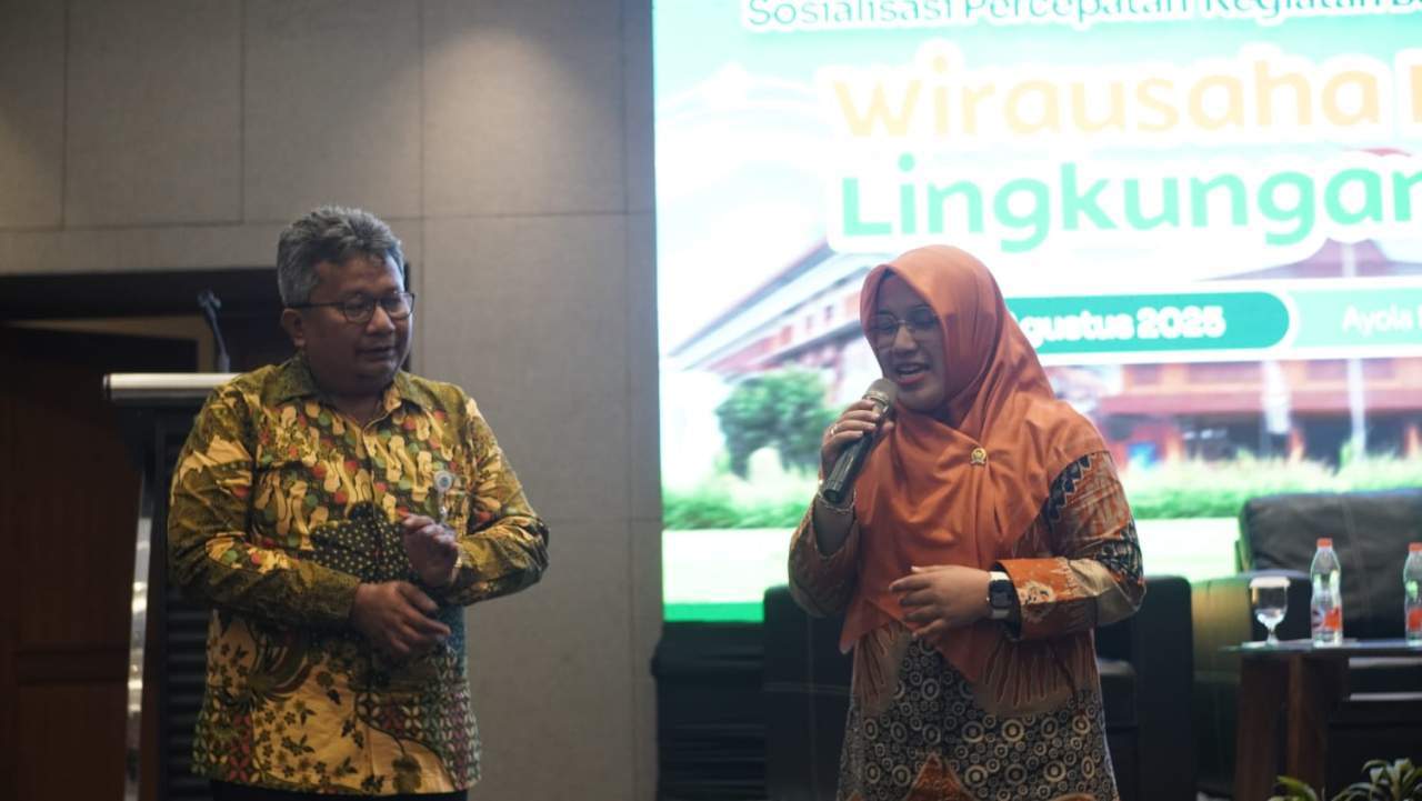 Anggota DPR RI Komisi XII bersama Kementerian Lingkungan Hidup saat sosialisasi “Wirausaha Kreatif Lingkungan Hidup” di Mojokerto, Jumat (22/8/2025).