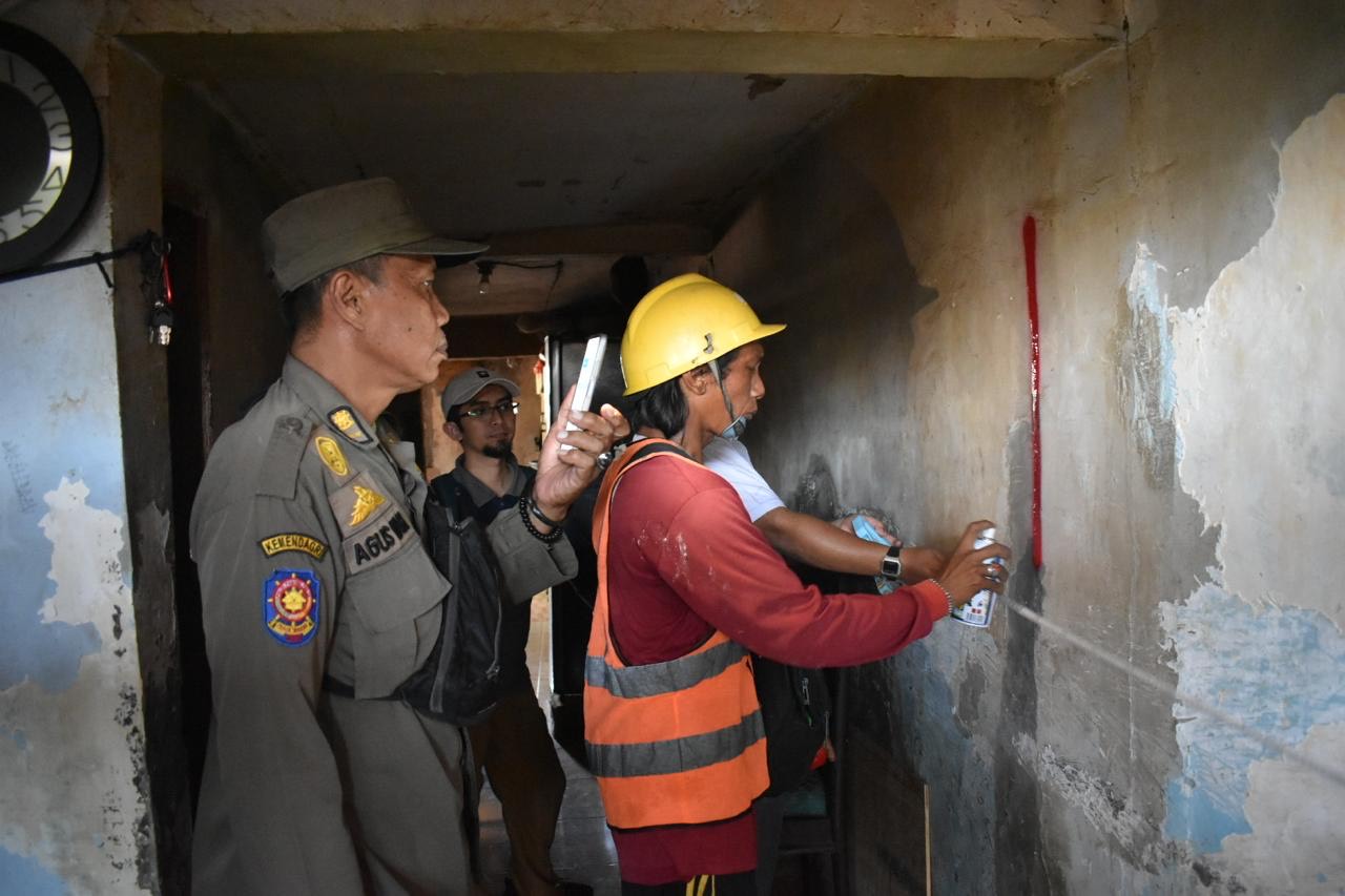 Sebanyak 56 bangunan telah ditandai sebagai langkah awal sebelum dilakukan penertiban dan normalisasi di Sungai Kalianak (Foto: Pemkot Surabaya).
