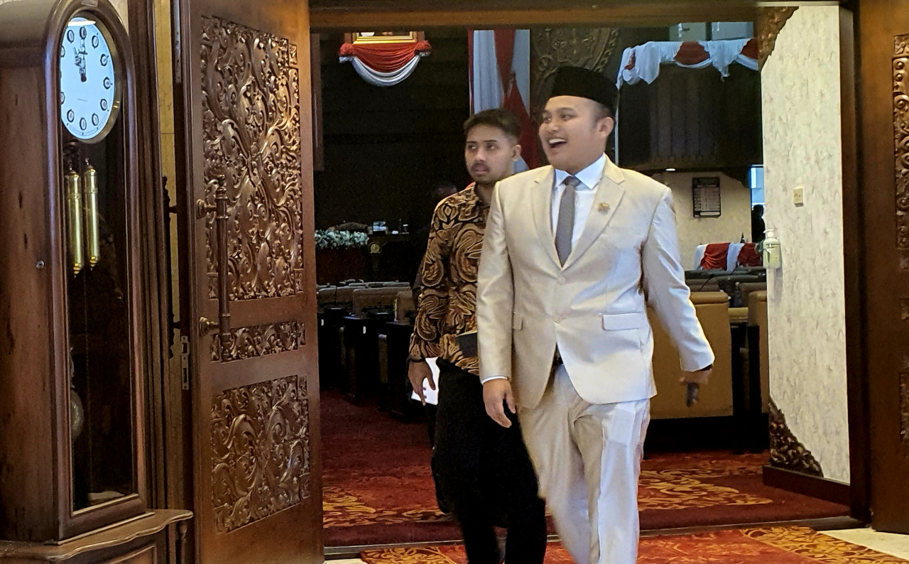 Salah satu anggota DPRD Jatim meninggalkan ruang rapat Paripurna, Senin (25/8/2025). (Foto: Alkalifi/Lingkaran.net)