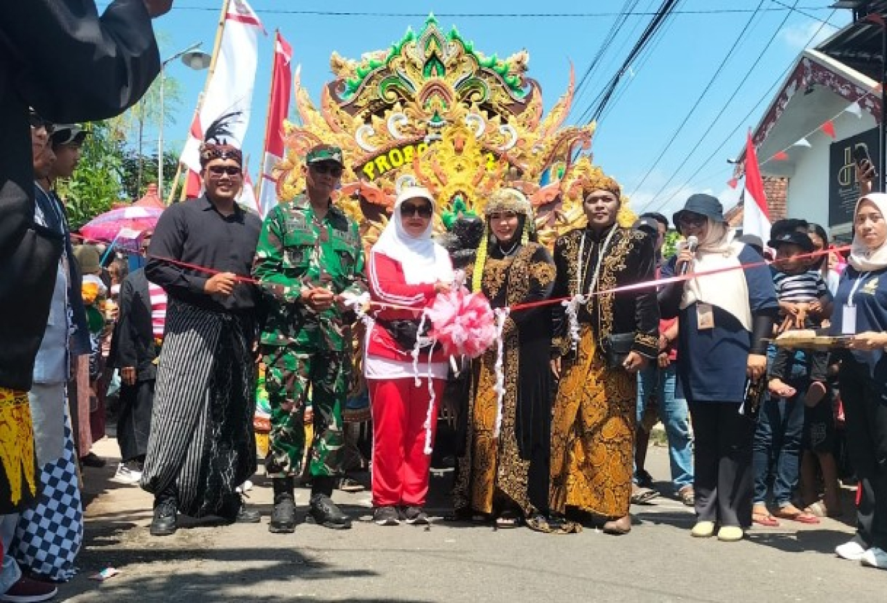 Pawai budaya di Desa Kalirejo, Kecamatan Dringu Kabupaten Probolinggo. (Foto: M Hidayatullah/Lingkaran.net)
