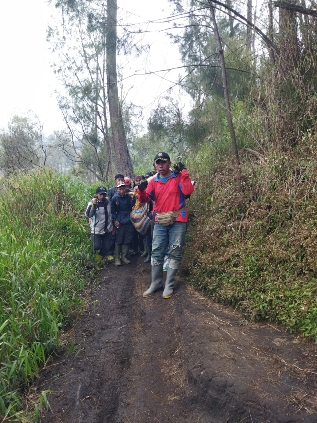 Evakuasi pendaki Sidoarjo yang hilang di Gunung Buthak, Selasa (19/8/2025). (Foto: SAR Kota Batu)