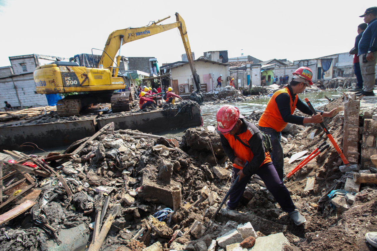 Pemkot Surabaya menormalisasi Sungai Kalianak yang kondisinya menyempit (Foto: Pemkot Surabaya)