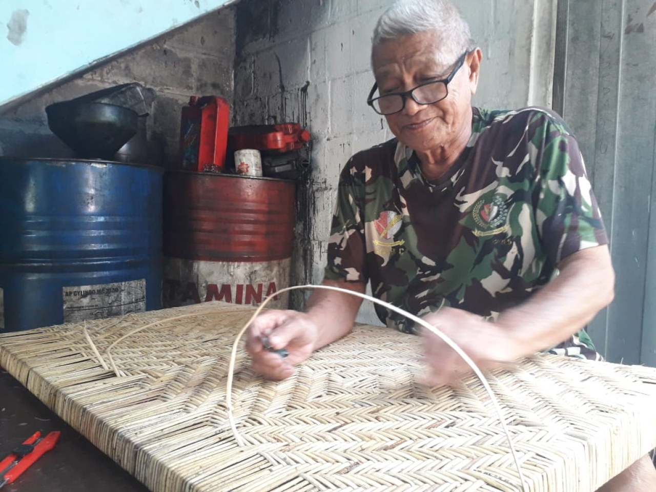 Ahmad Santoso (81) menganyak rotan yang selama ini menjadi topangan hidup hingga mampu berhaji 2 kali. (Foto: M Hidayatullah/lingkaran.net)