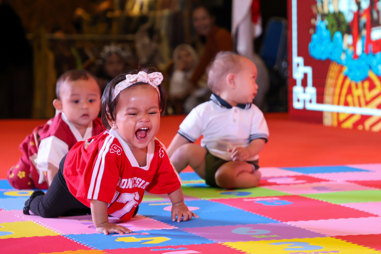 Puluhan bayi balita mengenakan popok kain pakai ulang dalam lomba Baby Race (Foto: Pemkot Surabaya)