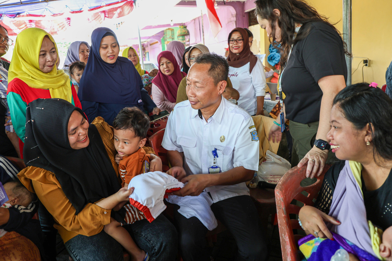 Edukasi pentingnya menjaga sungai dengan tidak membuang popok ke sungai serta beralih menggunakan popok ramah lingkungan (Foto Pemkot Surabaya)