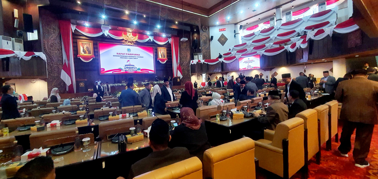 Suasana rapat sidang Paripurna DPRD Jatim usai diumumkan penundaan, Senin (25/8/2025). (Foto: Alkalifi/Lingkaran.net)