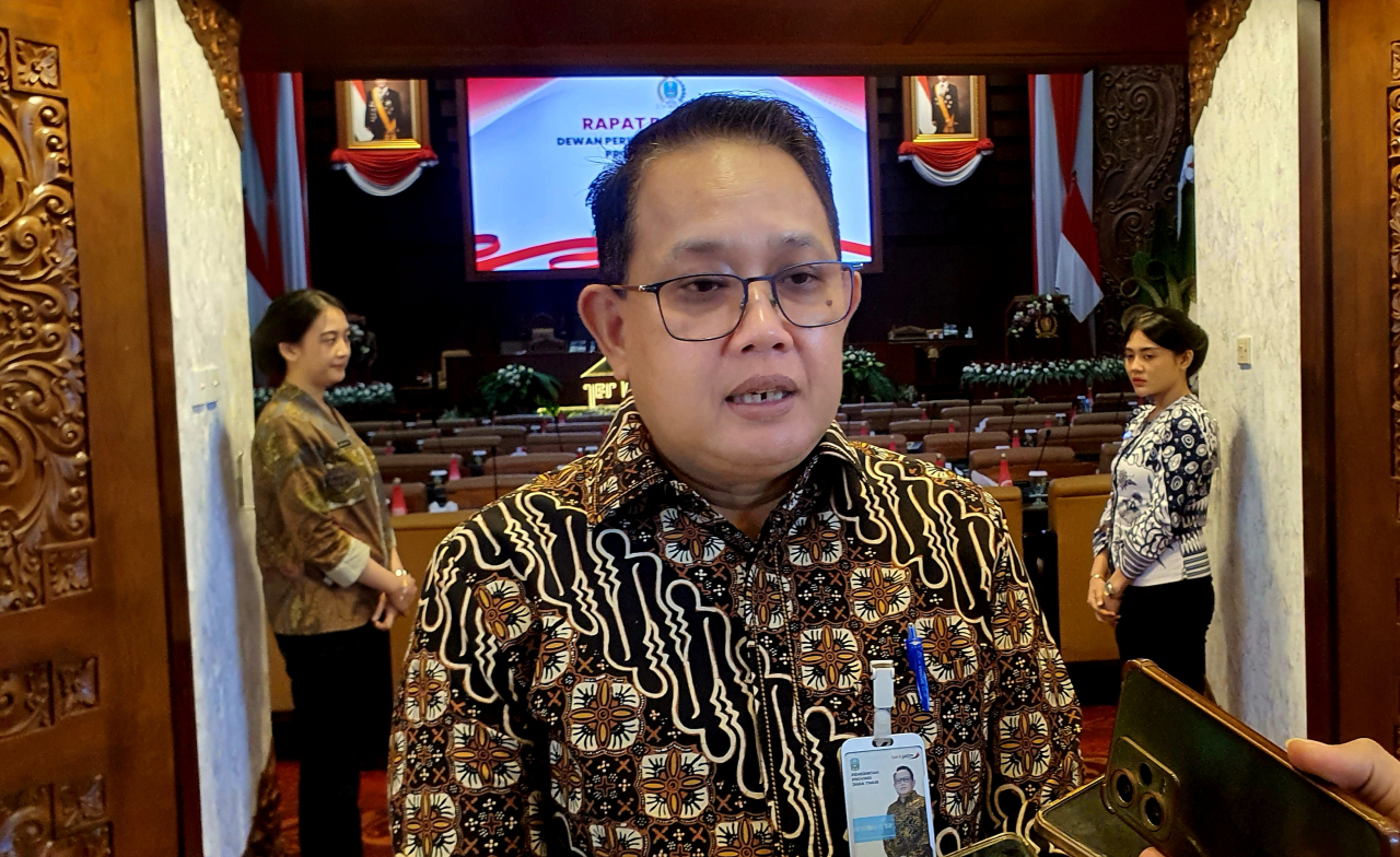 Adhy Karyono, Sekdaprov Jatim usai menghadiri rapat sidang Paripurna DPRD Jawa Timur. (Foto: Alkalifi/Lingkaran.net)