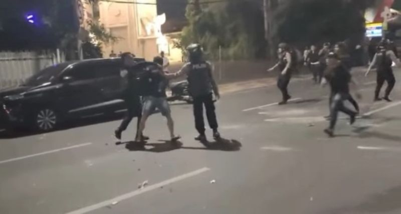 suasana bentrokan yang terjadi Minggu (24/8/2025) dini hari yang berusaha diredam polisi
