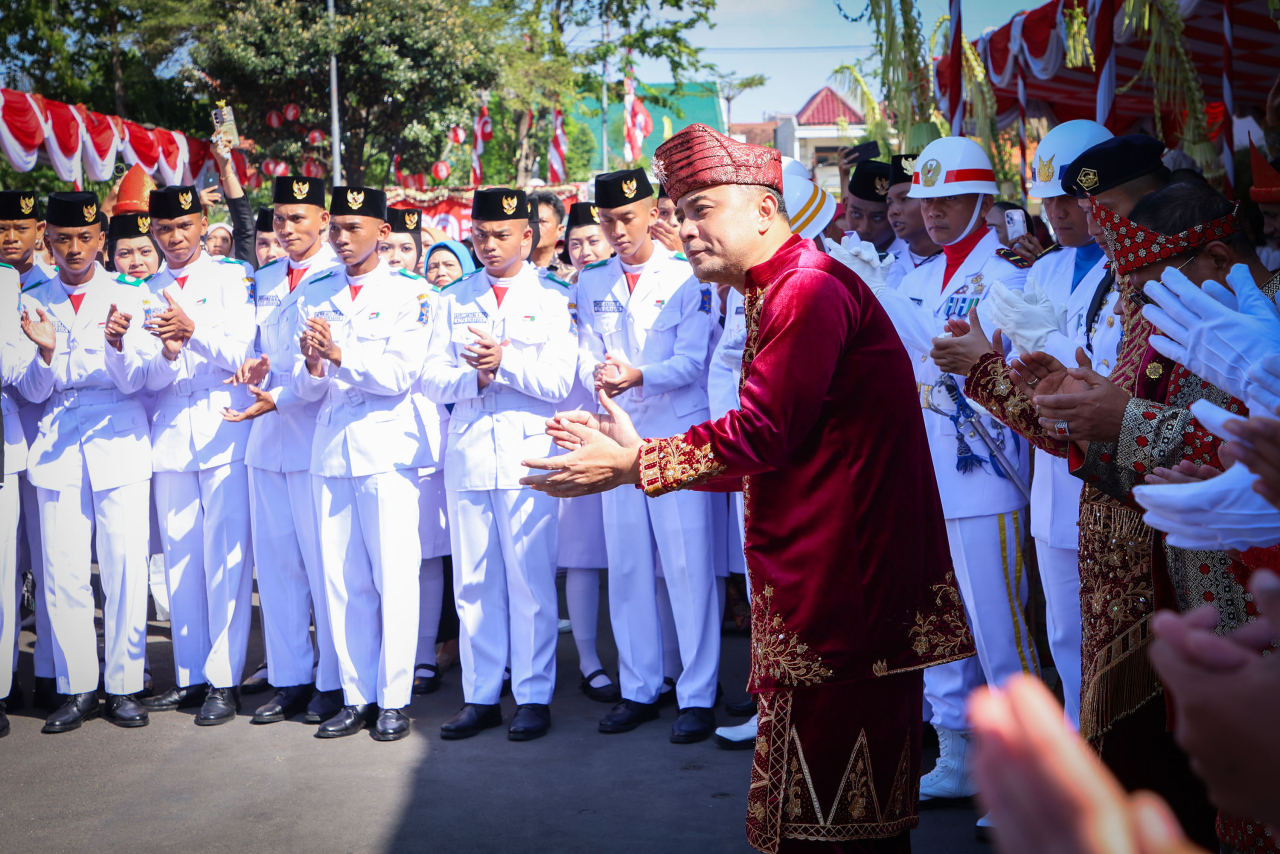 Wali Kota Surabaya, Eri Cahyadi mengapresiasi Paskibraka Surabaya . (Foto: Pemkot Surabaya)
