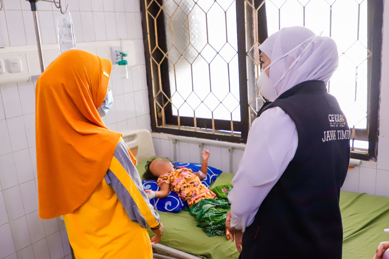 Gubernur Khofifah saat meninjau balita yang terkena wabah Campak di Sumenep. (Foto: Humas Pemprov)